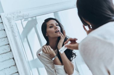 dudaklarında ruj koyarak kadın