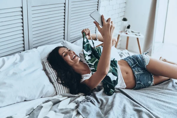 Brunette vrouw met behulp van smartphone — Stockfoto