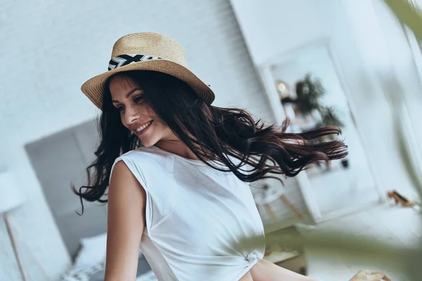 Playful woman with sun hat — Stock Photo, Image