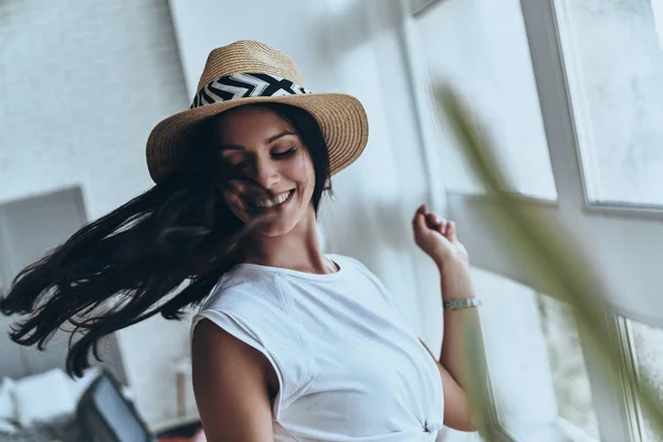 Грайлива жінка з сонячним капелюхом — стокове фото