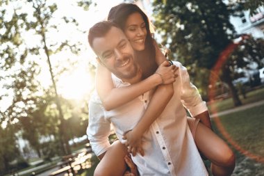 onun kız arkadaşı sırtlama veren adam