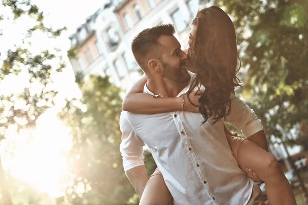 Man giving his girlfriend piggyback — Stock Photo, Image