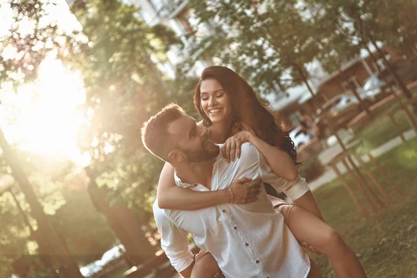 Man giving his girlfriend piggyback — Stock Photo, Image