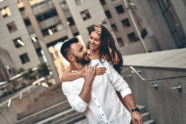 Mooi paar in liefde knuffelen — Stockfoto
