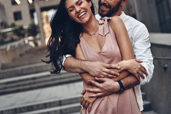 Mooi paar in liefde knuffelen — Stockfoto