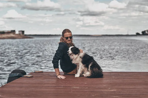 犬とリラックスした男 — ストック写真