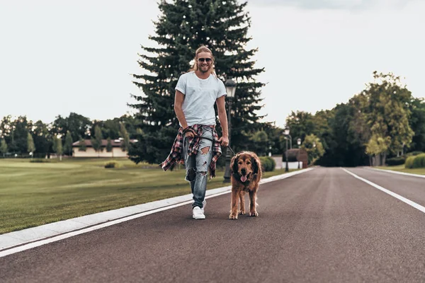 Hombre guapo paseando con perro — Foto de Stock