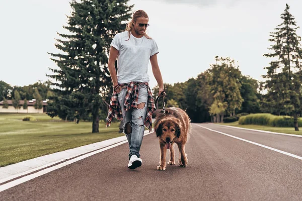 Hombre guapo paseando con perro —  Fotos de Stock