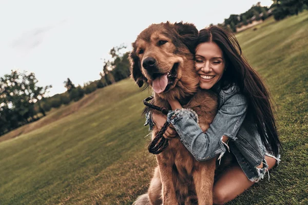 Žena objímání velkého psa — Stock fotografie