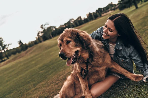 Žena objímání velkého psa — Stock fotografie