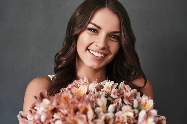 Young woman with bunch of flowers — Stock Photo, Image
