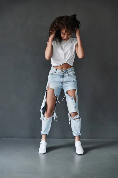 Brunette woman dancing — Stock Photo, Image