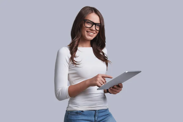 Vrouw in brillen browsen digitale tablet — Stockfoto