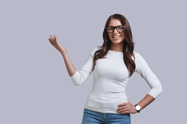 Attraktiv brunett kvinna i glasögon — Stockfoto