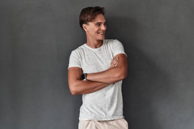 gülümseyen ve çarpı işareti silah tutan adam