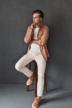 düşünme ciddi yakışıklı adam