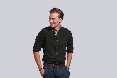 yakışıklı delikanlı giyim 