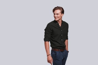 gülümseyen yakışıklı genç