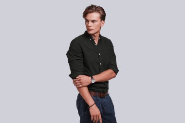 düşünme ciddi yakışıklı adam