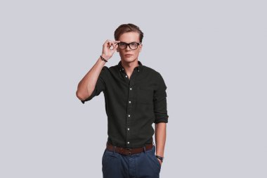 Adam onun gözlük ayarlama 