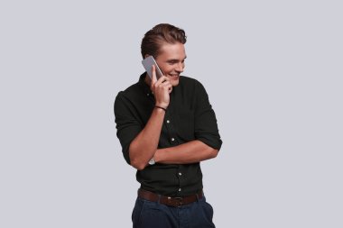 Cep telefonuyla konuşan adam.