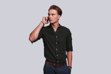 cep telefonu üzerinde konuşurken ciddi adam