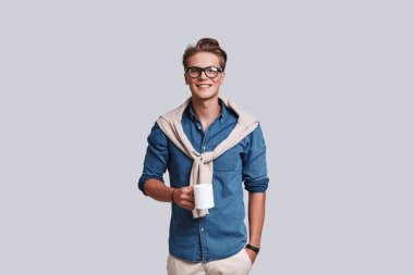 Yakışıklı genç adam. 