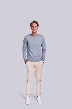 Yakışıklı genç adam.