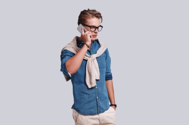 cep telefonu üzerinde konuşurken ciddi adam