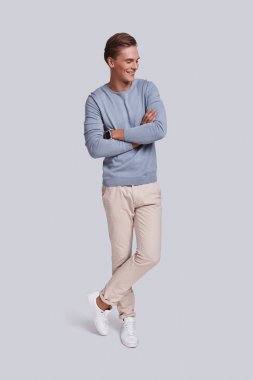 Yakışıklı genç adam.