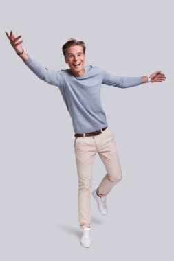 heyecanlı mutlu genç adam