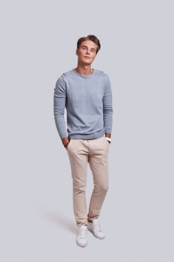 ciddi yakışıklı genç