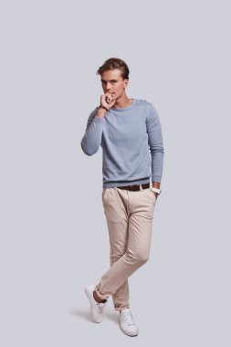 belirsiz ciddi yakışıklı adam