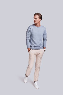 ciddi yakışıklı genç