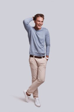 Yakışıklı genç adam.