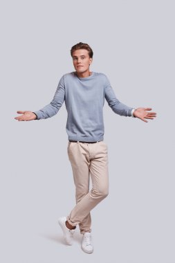 belirsiz ciddi yakışıklı adam