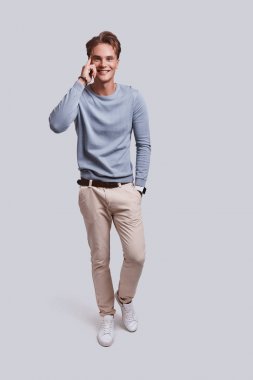 Yakışıklı genç adam.