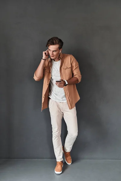 Homem elegante usando telefone móvel — Fotografia de Stock