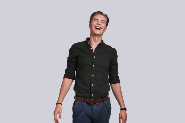 Schöner junger Mann lacht — Stockfoto