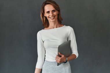 Dijital tablet tutan kadın