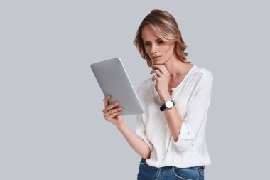 ciddi kadın dijital tablet kullanma