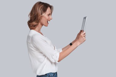 dijital tablet kullanan kadın