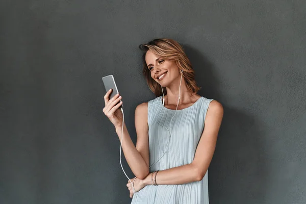 Blonde vrouw met slimme telefoon — Stockfoto