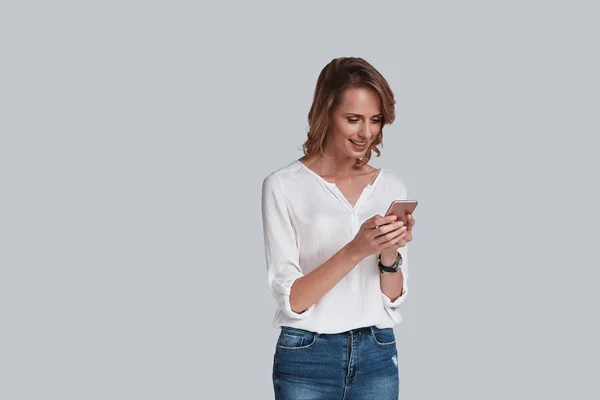 Mujer rubia con teléfono inteligente — Foto de Stock