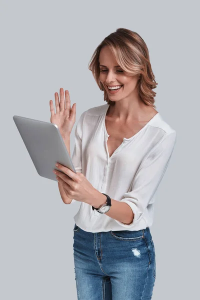 Vrouw die digitale tablet gebruikt — Stockfoto