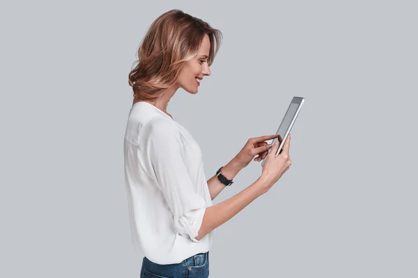 Donna bionda che utilizza tablet digitale — Foto Stock