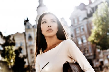 ciddi güzel esmer kadın 