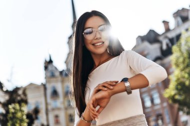 kadın kol saati zamanında kontrol