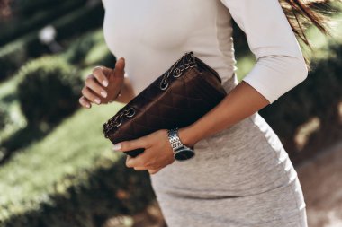 zarif kadın holding çanta