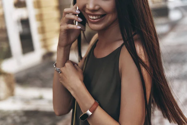 Woman talking on smart phone — Stock Photo, Image